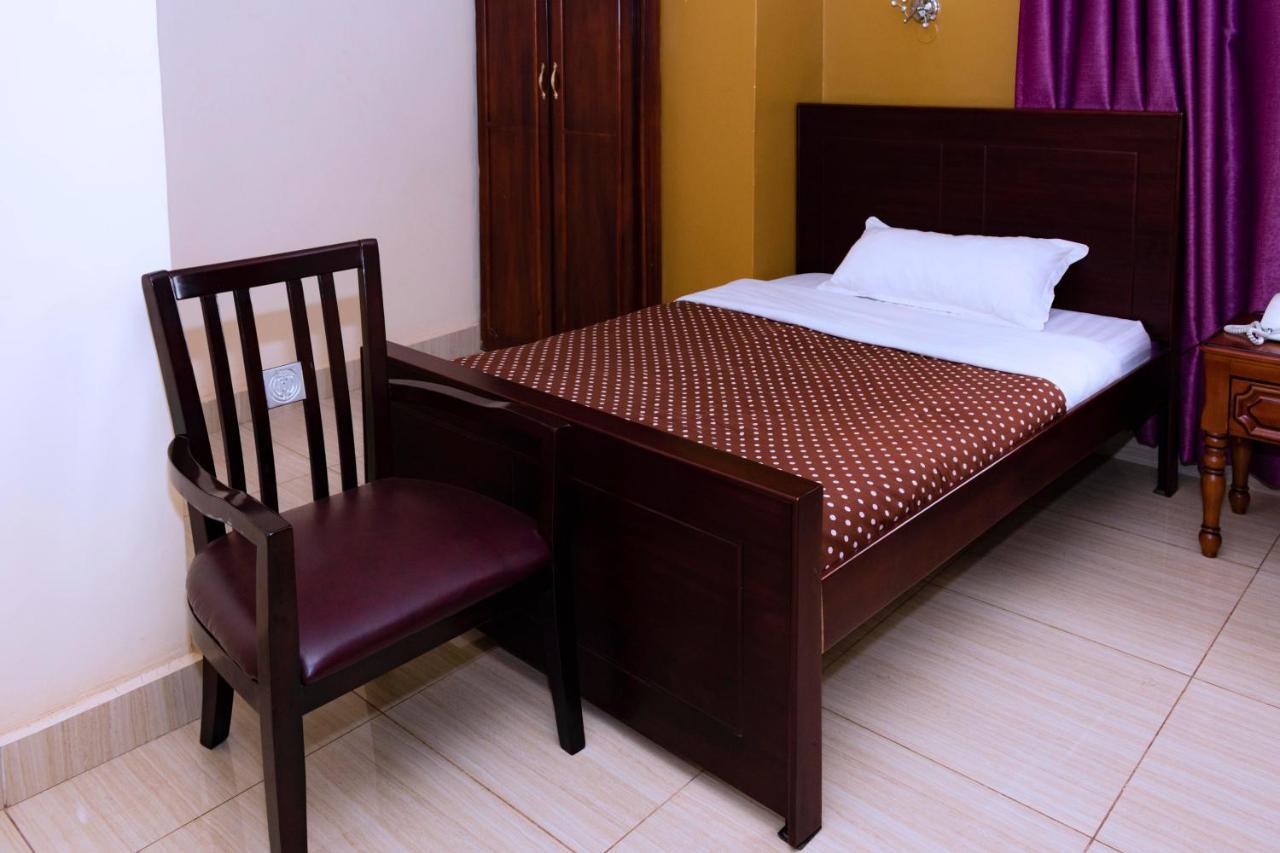 Diamonds Hotel Kampala Esterno foto